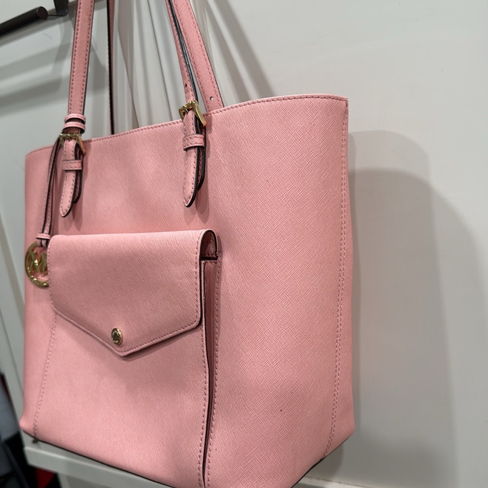 Michael Kors (MK) Pink Bag
Gently used great for work or play - Picture 6 of 15